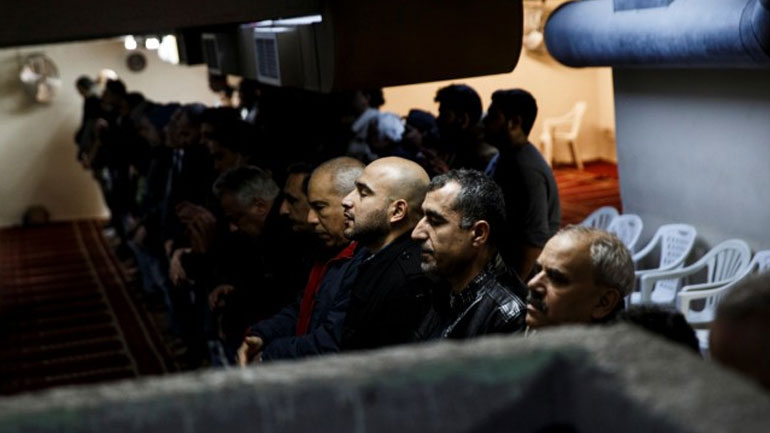 Süddeutsche Zeitung: Στο υπόγειο για προσευχή