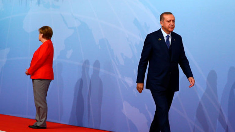 Γερμανία: Η Μέρκελ στηρίζει τα μέτρα που ανακοίνωσε ο Γκάμπριελ κατά της Τουρκίας