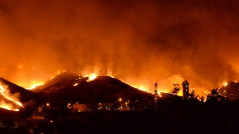 Τουλάχιστον 29 κτίσματα έχουν καταστραφεί από τις μεγάλες πυρκαγιές στην Καλιφόρνια