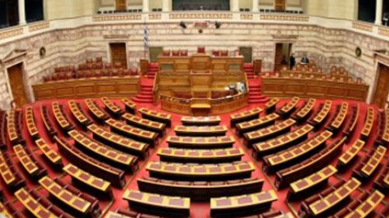 Νομοσχέδιο-σκούπα: Αναλυτικά όσα προβλέπει για ανασφάλιστα ΙΧ και αγροτικό ΦΠΑ