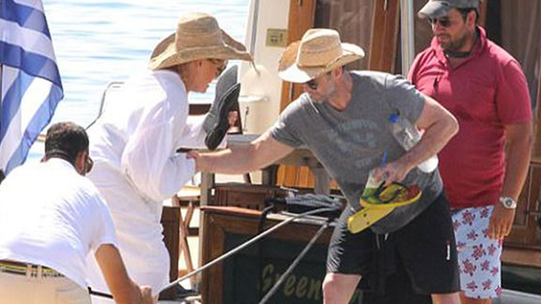 Νέες φωτογραφίες του Hugh Jackman στην Αντίπαρο με την οικογένεια του