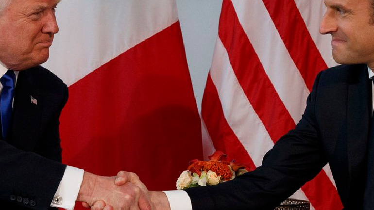 Τραμπ: «Στον Μακρόν άρεσε να με κρατά από το χέρι»