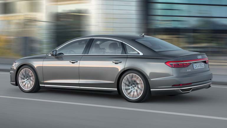 Σοφέρ δοκιμάζει το νέο Audi A8 Σοφέρ δοκιμάζει το νέο Audi A8