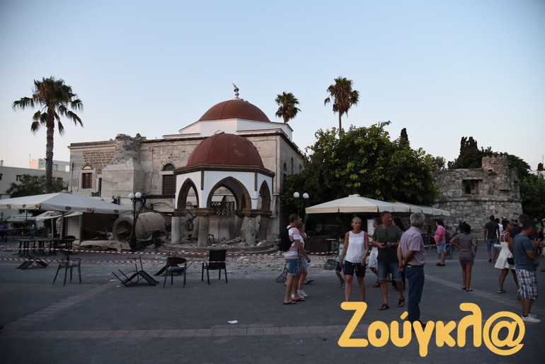 Η πλειονότητα των κατοίκων και των τουριστών βρίσκονται ξανά στους δρόμους