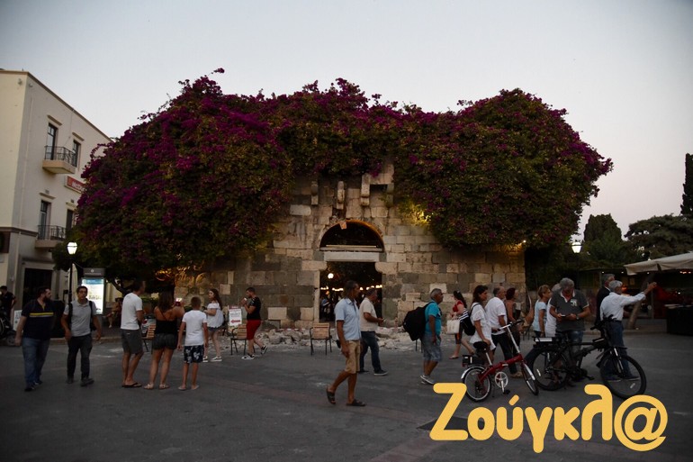 Τουρίστες παρατηρούν τις καταστροφές που άφησε πίσω του ο Εγκέλαδος