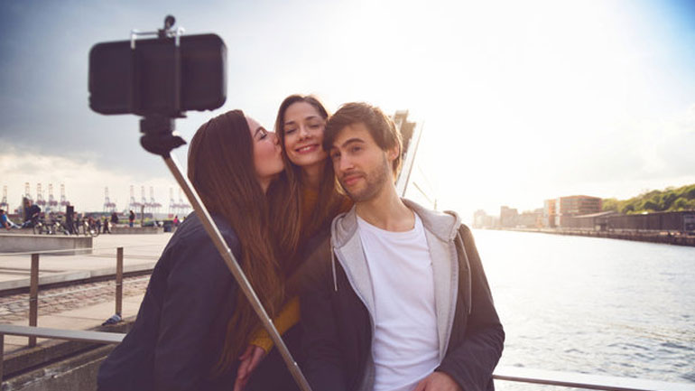 Τέλος τα selfie sticks στο Μιλάνο – Τι λέει ο δήμος