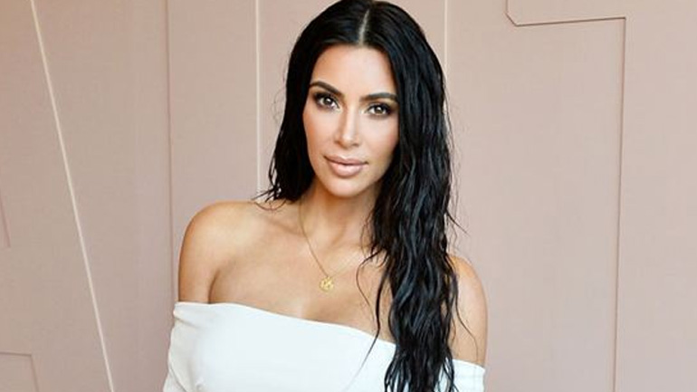 Η προκλητική εμφάνιση της Kim Kardashian με το στήθος της σε κοινή θέα