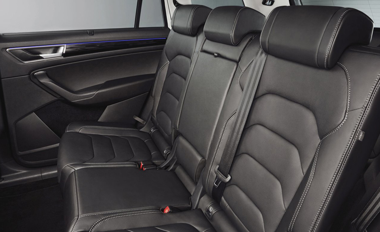 Η διάταξη των θέσεων είναι 2+3+2