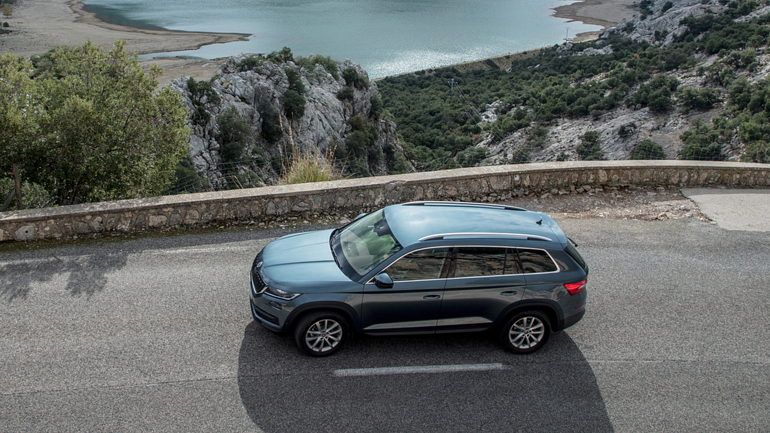 Τα ταξίδια είναι το φόρτε του. Πάει παντού και χωράει τα πάντα