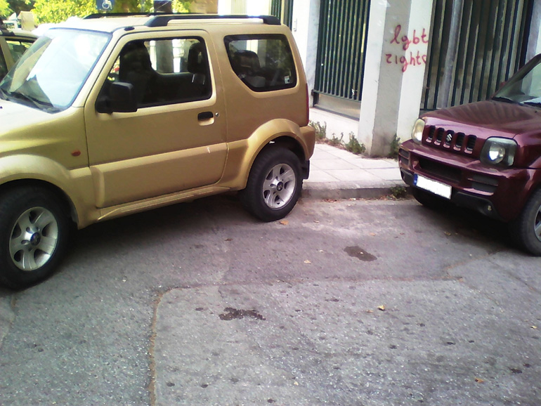 Στην Ελλάδα όπου βρεις παρκάρεις...