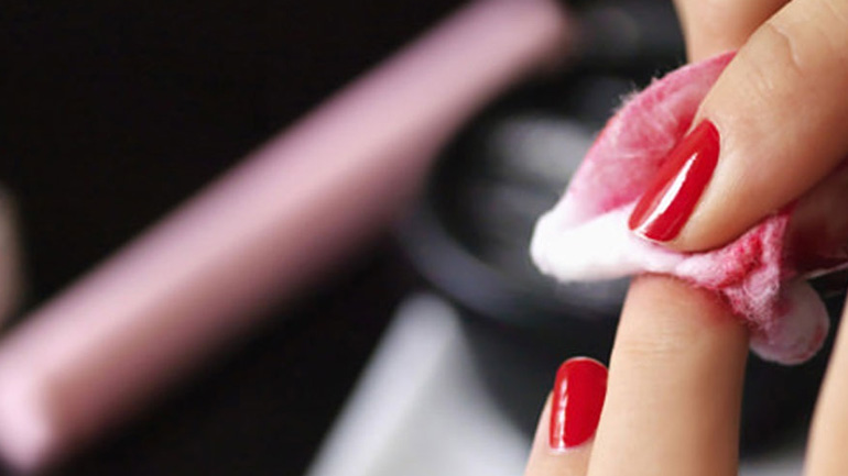 DIY ξεβαφτικό νυχιών για τις διακοπές σου από την beauty editor του govastileto.gr