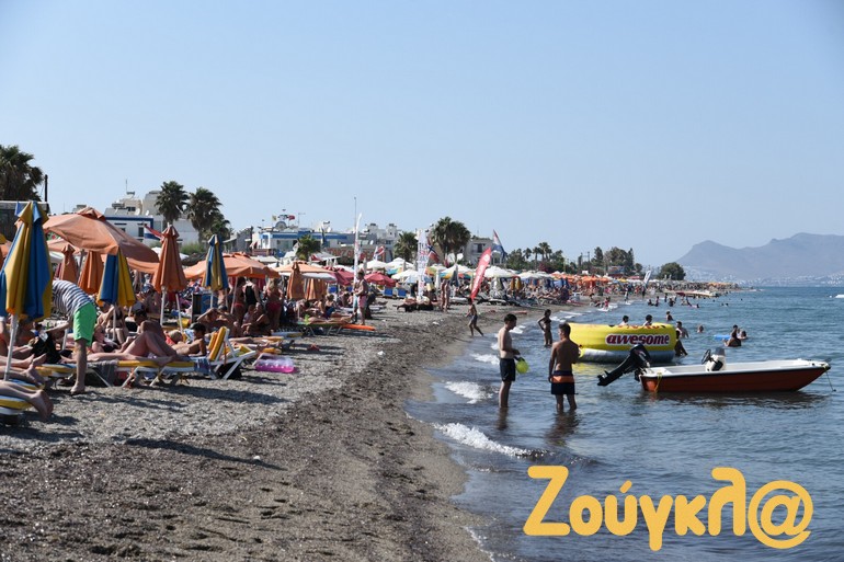 Οι παραλίες του νησιού είναι γεμάτες κόσμο