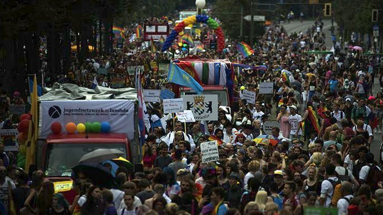 Το Gay Pride γιορτή για τον γάμο των ομοφυλοφίλων