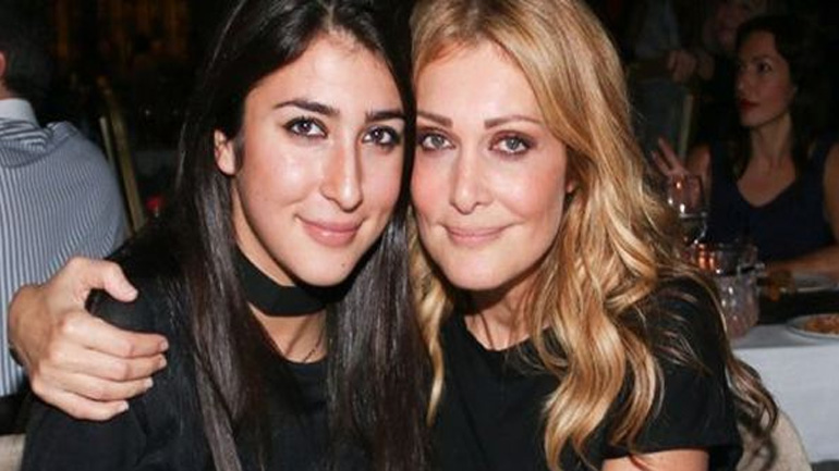 Η Νατάσσα Θεοδωρίδου κάνει διακοπές με τις κόρες της στη Μύκονο