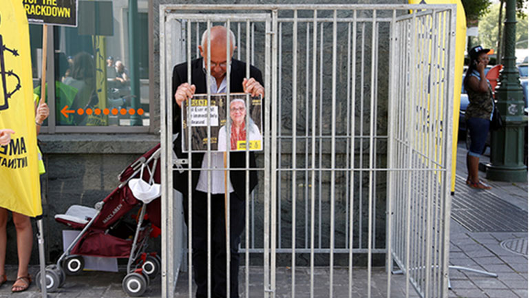 Ο διευθυντής της «Amnesty International» (Διεθνούς Αμνηστίας) του Βελγίου Philippe Hensmans, μέσα σε αυτοσχέδιο κελί μπροστά στην τουρκική πρεσβεία στις Βρυξέλες, διαμαρτύρεται για τη σύλληψη του στην Τουρκία του Idil Eser.