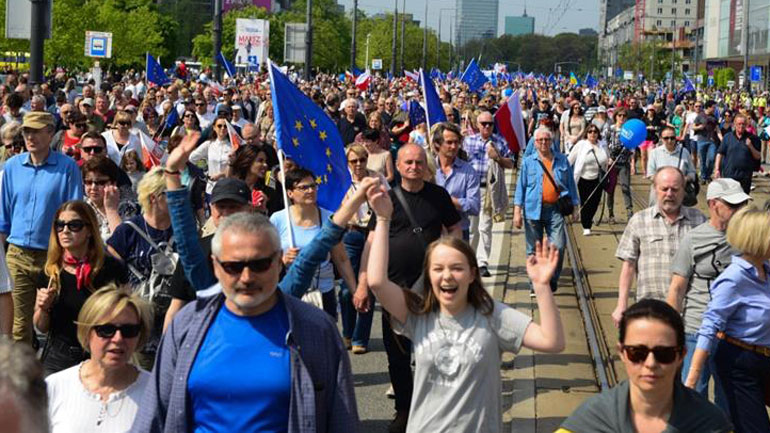 Oι Πολωνοί δεν αντιστέκονται μαζικά στην κυβέρνησή τους
