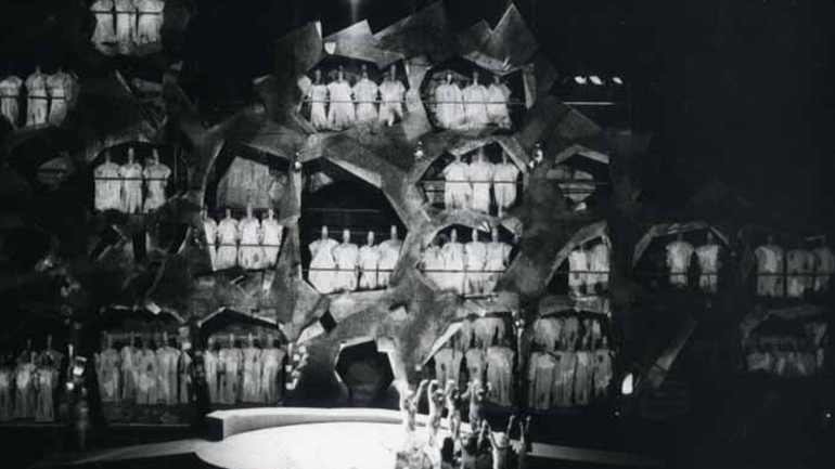 Μια ματιά στον πολύχρωμο κόσμο του βεστιαρίου της Λυρικής