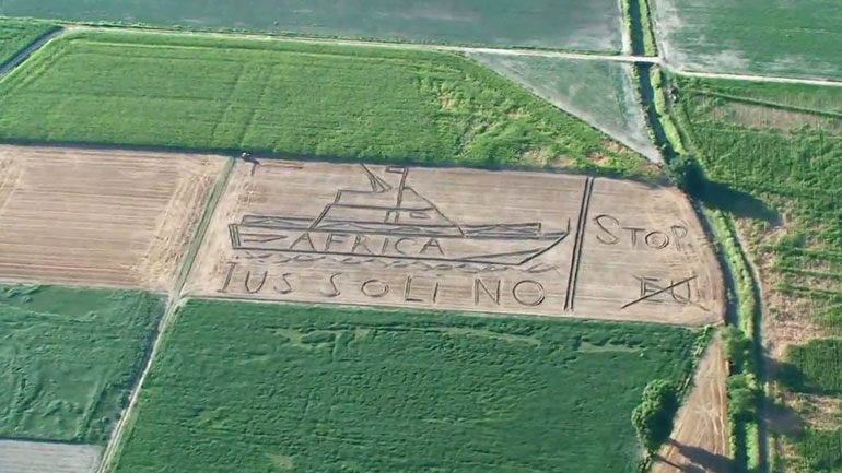 Ιταλία: Τεράστιο αγρογλυφικό με μήνυμα για τη μεταναστευτική κρίση