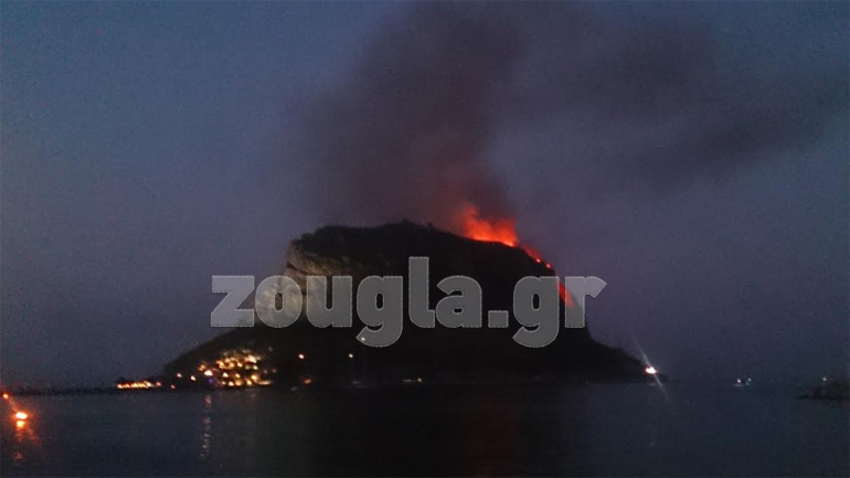 Σε εξέλιξη φωτιά στο κάστρο της Μονεμβασιάς