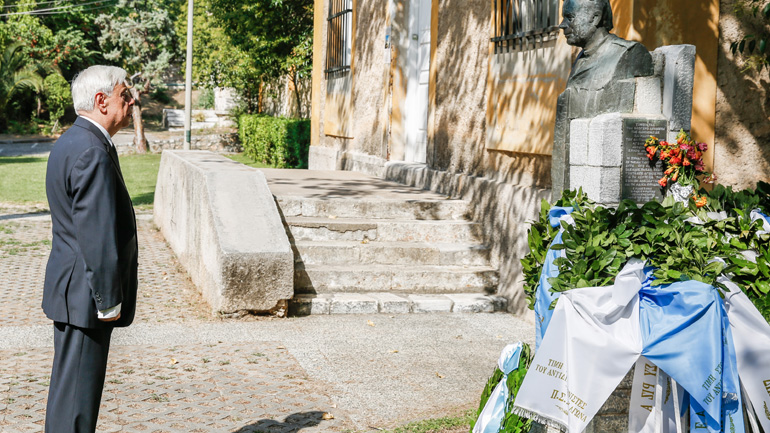 Κατάθεση στεφάνου από τον Πρ. Παυλόπουλο για την 43η επέτειο αποκατάστασης της Δημοκρατίας