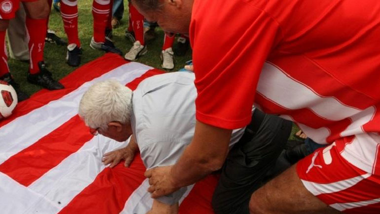 To «αντίο» των βετεράνων του Ολυμπιακού στον Θανάση Μπέμπη