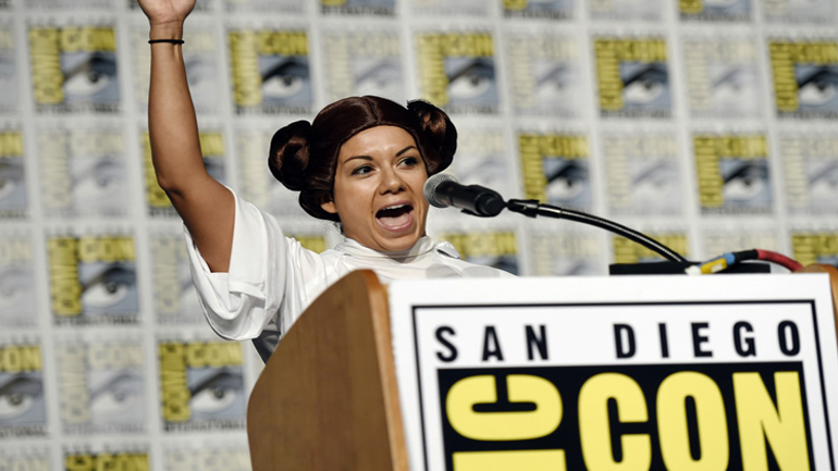 Fan Clubs του «Star Wars» τίμησαν την Κάρι Φίσερ στο εφετινό Comic Con