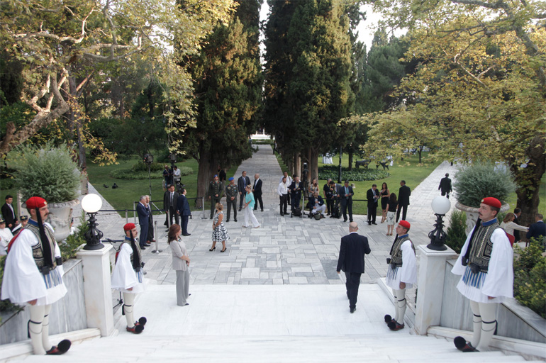 Λίγα λεπτά πριν την έναρξη της γιορτής για την αποκατάσταση της Δημοκρατίας στο Προεδρικό Μέγαρο