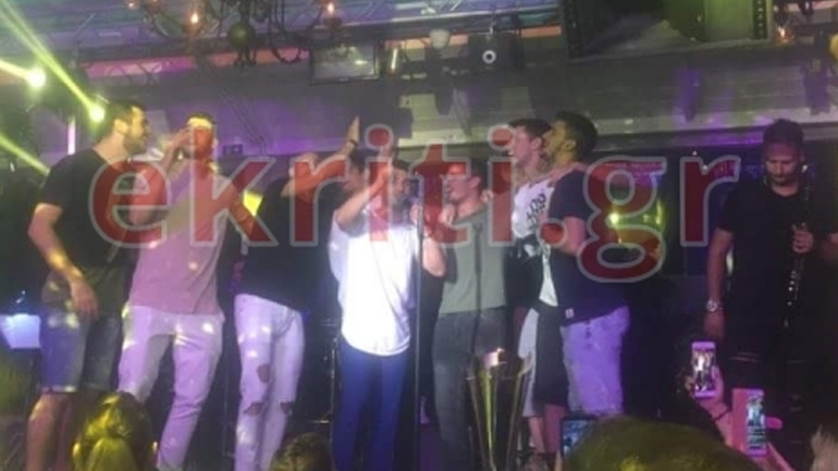 Οι πρωταθλητές γιόρτασαν με την κούπα σε μπαρ του Ηρακλείου!