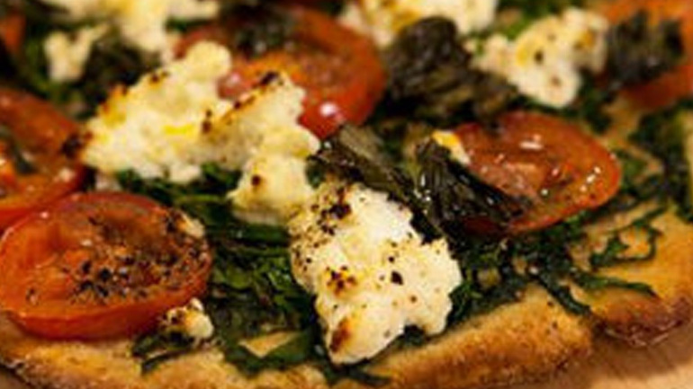 Πίτσα με σπανάκι, ντομάτα και παρμεζάνα