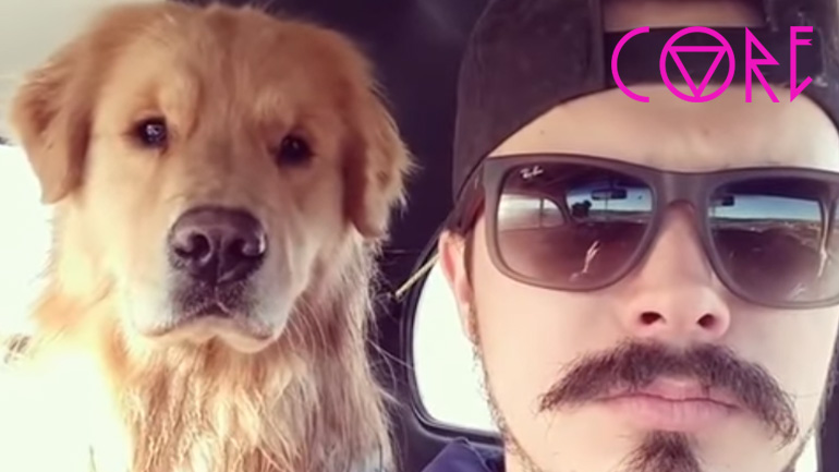 Ο σκύλος μιμείται το αφεντικό του