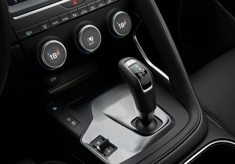 Ο μοχλός του αυτόματου κιβωτίου ταχυτήτων είναι διαφορετικός από αυτόν της F-Pace