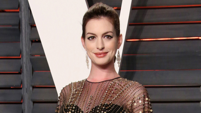 Η Αν Χάθαγουεϊ είναι σε διαπραγματεύσεις για τον ρόλο της «Barbie» στην ταινία της Sony