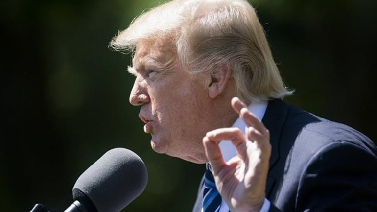 Ο Τραμπ προσπαθεί να εξωθήσει σε παραίτηση τον Σέσιονς