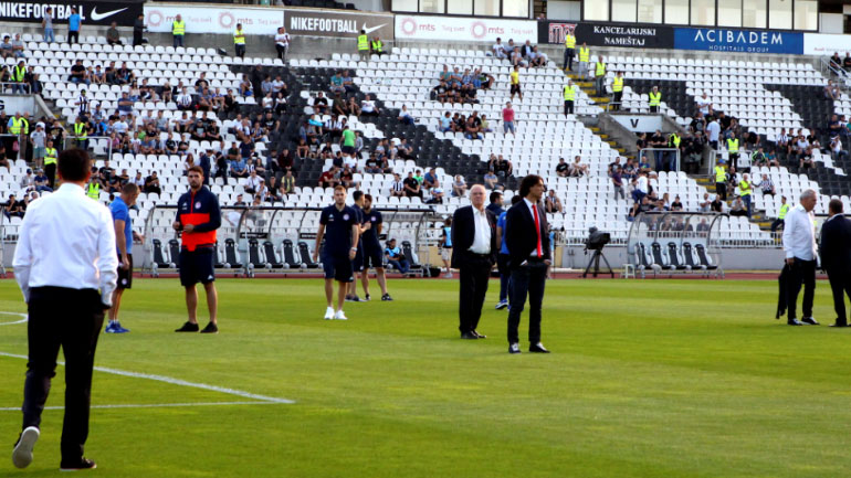 Η αναγνωριστική βόλτα των ερυθρόλευκων στο χορτάρι του γηπέδου της Παρτιζάν