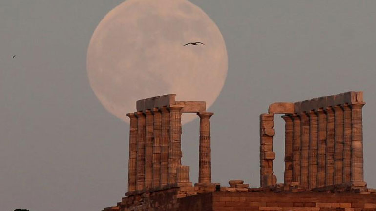 CNBC: Η Ελλάδα βγαίνει στις αγορές αλλά δεν έχει εξέλθει ακόμη από τη «στενωπό»