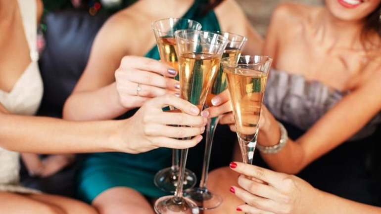 Γιατί κοκκινίζουμε όταν πίνουμε αλκοόλ;