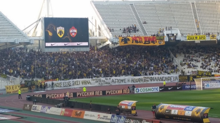  «Για όλους εσάς εκεί ψηλά... Παππού... Πατέρα... Αδέρφια... Απόψε η ΑΕΚάρα παίζει στη Φιλαδέλφεια», γράφει το πανό των φιλων της ΑΕΚ στο πέταλο...