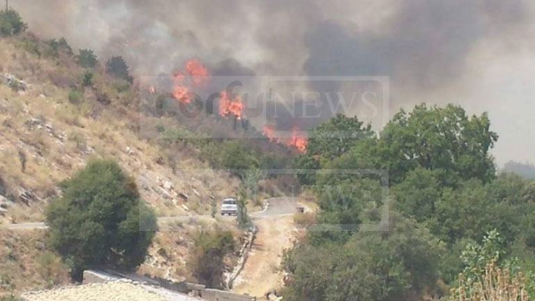 Μαίνεται η πυρκαγιά στην Κέρκυρα