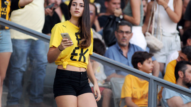 Ντυμένη στα κιτρινόμαυρα η δεσποινίδα της φωτογραφίας