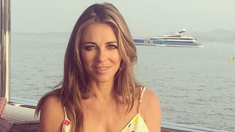 Elizabeth Hurley: Κι όμως τόλμησε στα 52 της να δημοσιεύσει βίντεο όπου κάνει topless ηλιοθεραπεία!