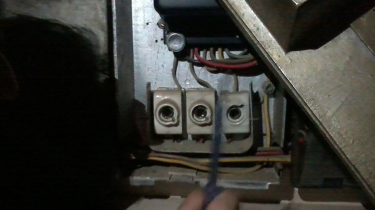 Συριανός ξυλοκόπησε τεχνικό που πήγε να του κόψει το ρεύμα