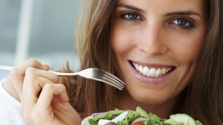 Αυτές είναι οι τροφές που θα σε κάνουν χαρούμενη σύμφωνα με τους ειδικούς