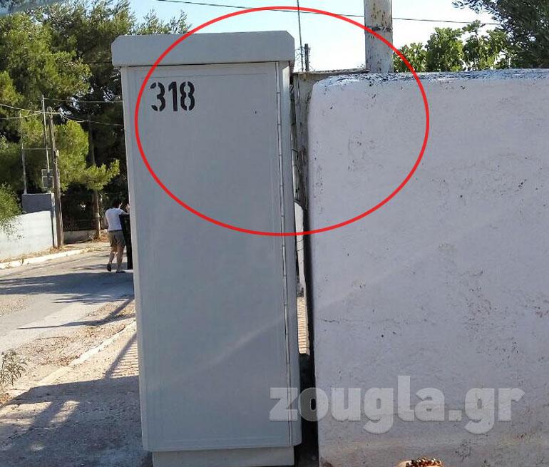 Το καφάο που βρίσκεται μπροστά από το ρολόι της ΔΕΗ