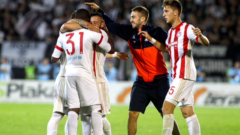 Ο Φορτούνης έσπευσε να πανηγυρίσει με τους συμπαίκτες του