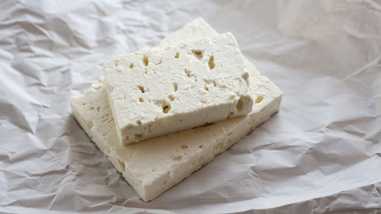 Κατασχέσεις λευκού τυριού σε επιχειρήσεις του Πειραιά