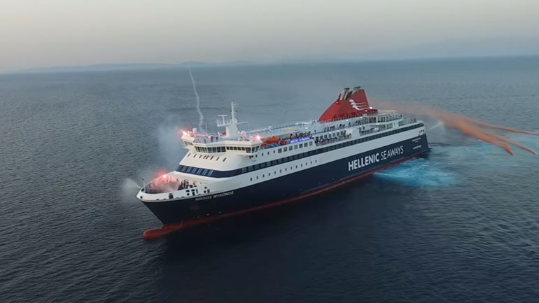 Το «Νήσος Μύκονος» αποδίδει χαιρετισμό στην Αγία Παρασκευή Χίου