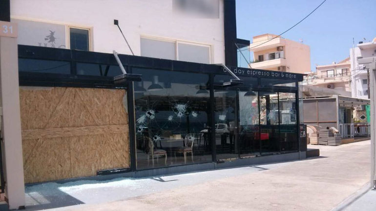 Χανιά: Έκαναν θρύψαλα την τζαμαρία καφέ μπαρ στο Κουμ Καπί