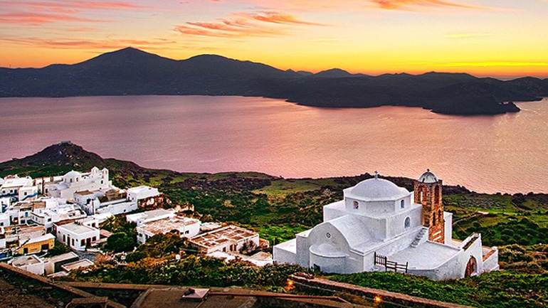 Μήλος, το νησί που επιλέγουν οι ερωτευμένοι