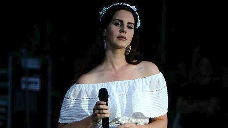 Η Lana Del Rey προσπάθησε να κάνει μάγια στον Ντόναλντ Τραμπ