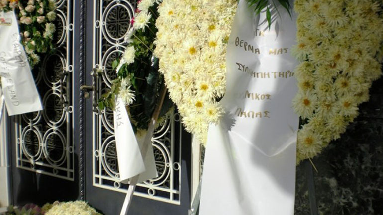 Θρήνος στην κηδεία του Διονύση Τσεκούρα στη Λάρισα που σκοτώθηκε στη συντριβή του αεροσκάφους